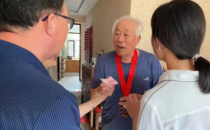傳遞光榮與溫暖，“光榮在黨50年”紀念章送上門